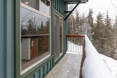 Snow Creek Lodge by Fernie Central Reservations v zimě
