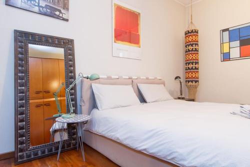 um quarto com uma cama e um espelho na parede em Pop-art apartment em Milão