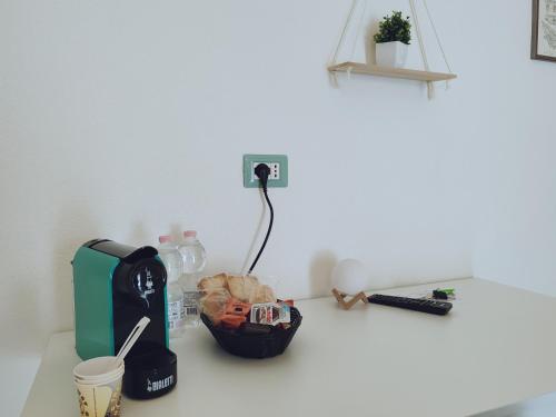 a kitchen counter with a counter top with a coffee maker at Alilè in Sassari