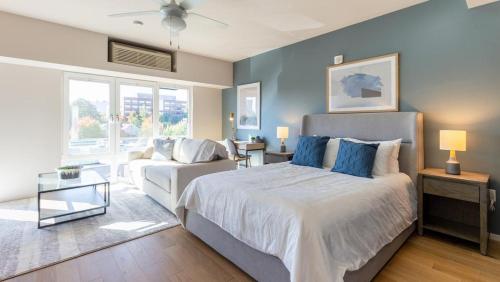 ein Schlafzimmer mit einem Bett und einem Sofa in der Unterkunft Landing - Modern Apartment with Amazing Amenities (ID6942X44) in Portland
