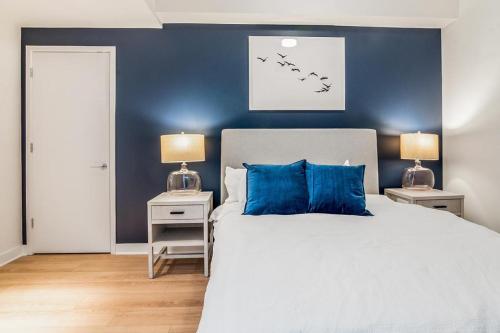 Un pat sau paturi într-o cameră la Landing - Modern Apartment with Amazing Amenities (ID1403X844)