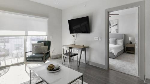 TV a/nebo společenská místnost v ubytování Landing - Modern Apartment with Amazing Amenities (ID9504X23)