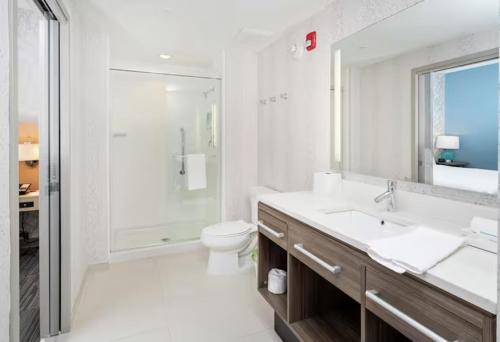 e bagno con lavandino, servizi igienici e doccia. di Home2 Suites By Hilton Newark Airport a Newark