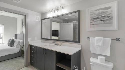 y baño con lavabo y espejo. en Landing - Modern Apartment with Amazing Amenities (ID9504X23), en Plano