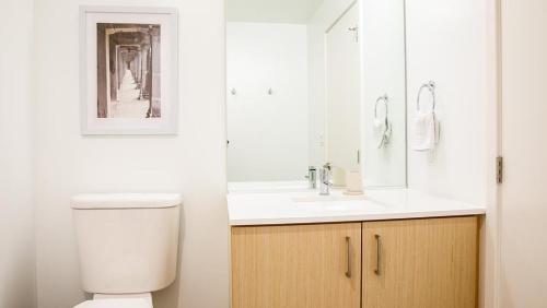 y baño con aseo y lavamanos. en Landing Modern Apartment with Amazing Amenities (ID2480X10) en Oakland