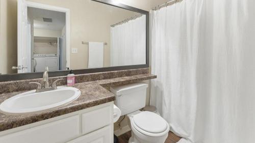 y baño con lavabo, aseo y espejo. en Landing Modern Apartment with Amazing Amenities (ID6057) en Memphis