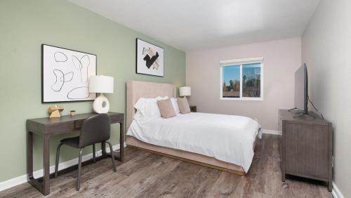 Dormitorio con cama, escritorio y TV en Landing Modern Apartment with Amazing Amenities (ID8237X51), en Chino Hills