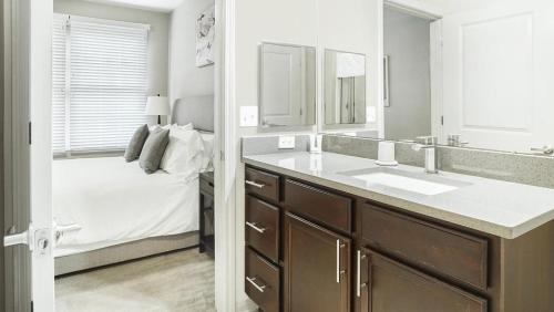 Et badeværelse på Landing Modern Apartment with Amazing Amenities (ID5391X59)