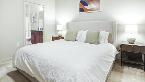 Gulta vai gultas numurā naktsmītnē Landing Modern Apartment with Amazing Amenities (ID5391X59)