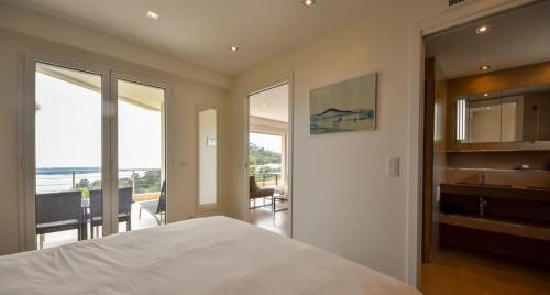 une chambre avec un lit et une vue sur l'océan dans l'établissement Clos des Iles, Havre de paix vue mer à 10 minutes du Palais, à Vallauris