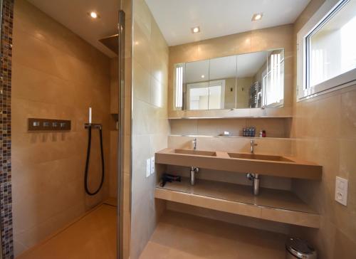 une salle de bain avec un lavabo et une douche dans l'établissement Clos des Iles, Havre de paix vue mer à 10 minutes du Palais, à Vallauris