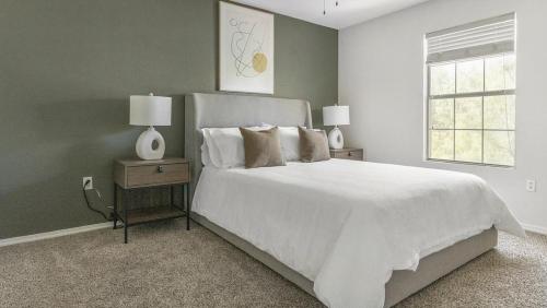 Un dormitorio con una gran cama blanca y una ventana en Landing Modern Apartment with Amazing Amenities (ID1167X009) en El Paso