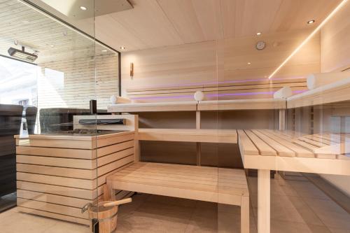 une cuisine avec une table en bois et un mur en verre dans l'établissement Hotel Baer & Post Zernez, à Zernez