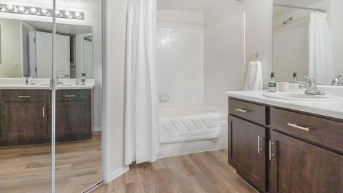 y baño con ducha, lavabo y bañera. en Landing Modern Apartment with Amazing Amenities (ID1167X009) en El Paso