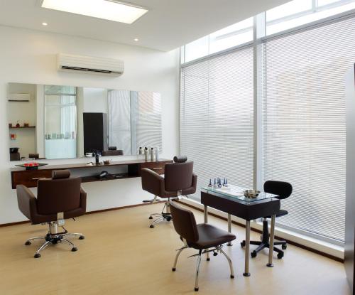 a conference room with chairs and a table and windows at Estelar Apartamentos Barranquilla in Barranquilla