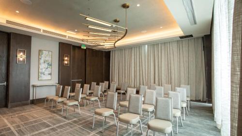 Coin salon dans l'établissement Courtyard by Marriott Santo Domingo Piantini