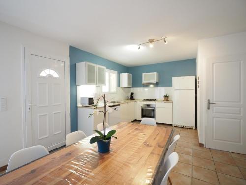 une cuisine et une salle à manger avec une table et des chaises dans l'établissement GITE DE LA TRUFFIERE 