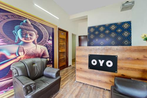 Habitación con sofá y una gran pintura en la pared. en OYO Flagship Hotel Blue Moon, en Patna