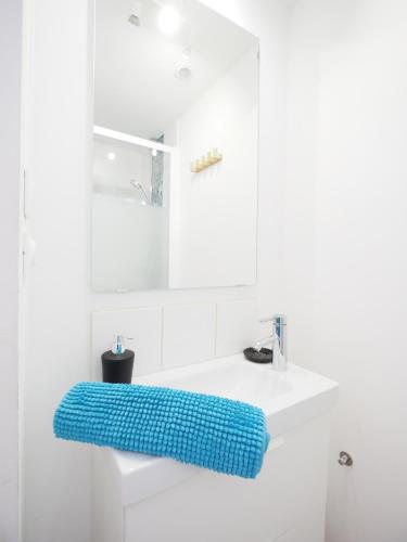 La salle de bains est pourvue d'une serviette bleue sur un lavabo. dans l'établissement GITE DE LA TRUFFIERE 