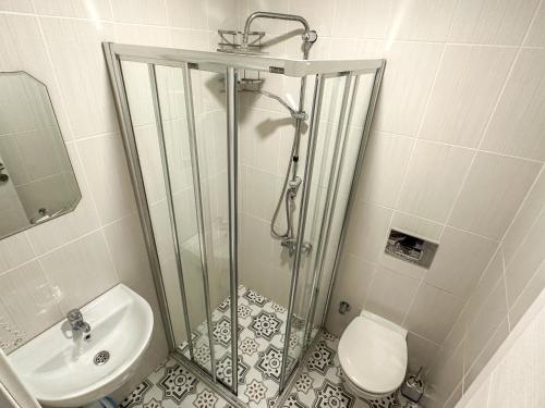 ein Bad mit einer Dusche, einem WC und einem Waschbecken in der Unterkunft Second Home Suites in Istanbul