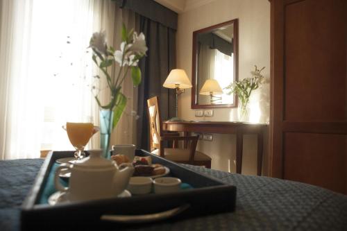 Una bandeja de comida en una mesa en una habitación de hotel. en Epic Hotel Villa Mercedes, en Villa Mercedes