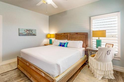 une chambre avec un lit, un bureau et une fenêtre dans l'établissement Salty Kisses, à Île Padre