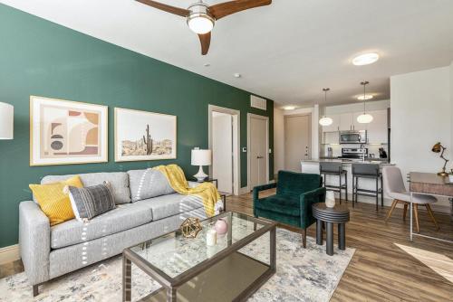 een woonkamer met een bank en een tafel bij Landing - Modern Apartment with Amazing Amenities (ID1403X885) in Atlanta