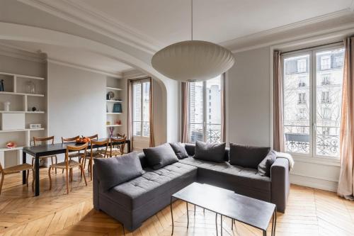 A seating area at Bright apartment in the heart of Paris - Welkeys