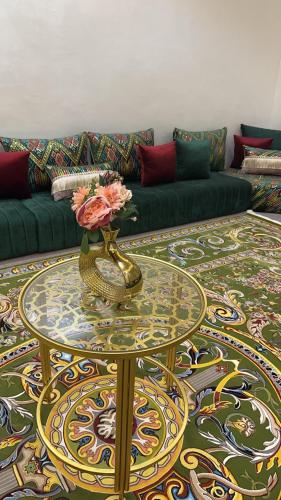 ヌアクショットにあるMN’s villaのリビングルーム(ソファ、花のテーブル付)