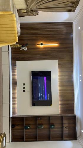 ヌアクショットにあるMN’s villaの部屋の壁掛けテレビ