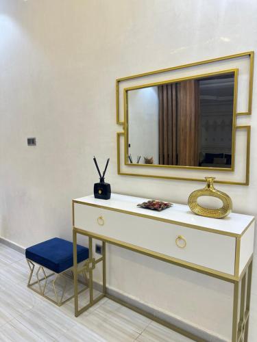ヌアクショットにあるMN’s villaの鏡付き化粧台、青い椅子