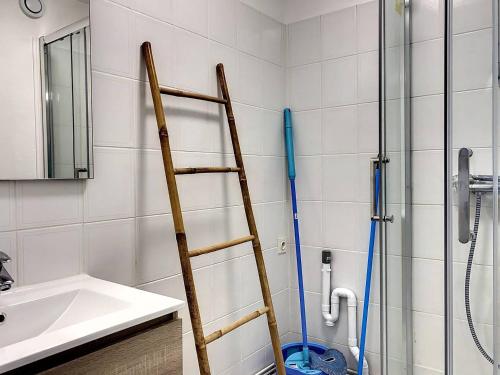 a bathroom with a ladder next to a shower at 106 - Appartement rénové Sables d'Or Les Pins in Fréhel