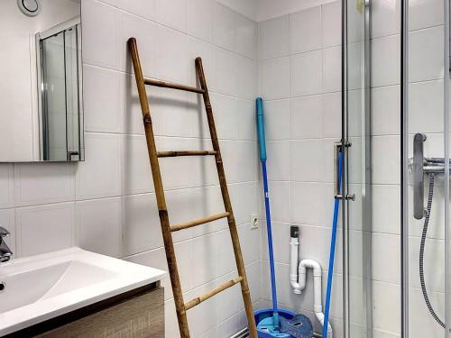 - une salle de bains avec une échelle à côté d'une douche dans l'établissement 106 - Appartement rénové Sables d'Or Les Pins, à Fréhel