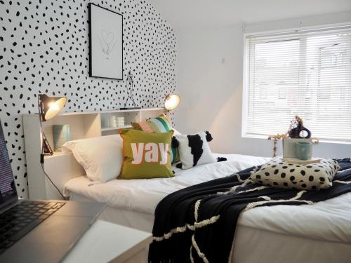 a bedroom with a bed and a laptop in it at Stylish One Bedroom Apartment in Oxford