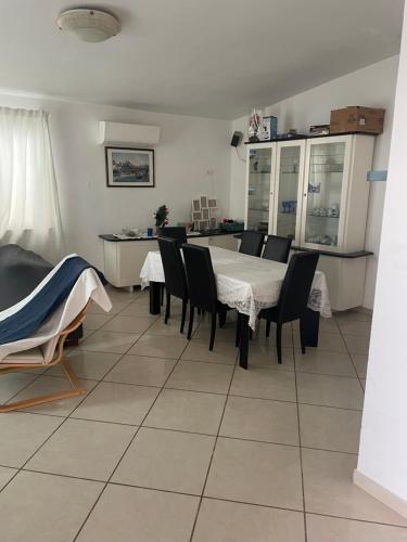 uma sala de jantar e cozinha com mesa e cadeiras em Riccardo’s house em Casale Malnome
