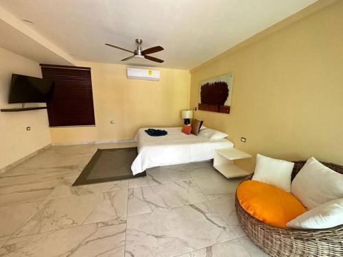 a bedroom with a bed and a couch at 100%Familiar y Lujo, Gratis WiFi in Tonalá