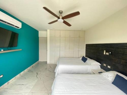 a bedroom with two beds and a ceiling fan at 100%Familiar y Lujo, Gratis WiFi in Tonalá