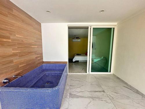 100%Familiar y Lujo, Gratis WiFi في Tonalá: حمام مع حوض أزرق في الغرفة