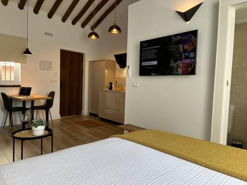 Televisyen dan/atau pusat hiburan di Atroe Apartment