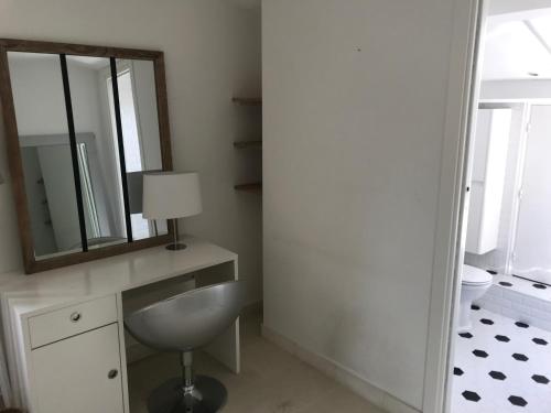 een badkamer met een wastafel en een spiegel bij Jolie villa en pierre in Callian