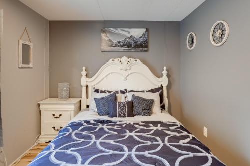 um quarto com uma cama grande e uma cabeceira branca em Cozy Morriston Home - Close to HITS Post Time Farm em Morriston