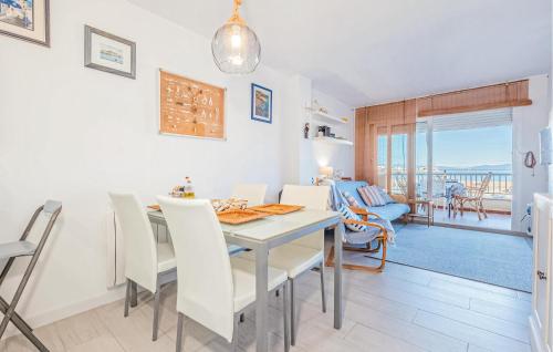 Una cocina y un comedor con mesa y sillas. en 2 Bedroom Lovely Apartment In L'escala, en L'Escala
