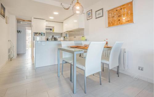 Una cocina y un comedor con mesa y sillas. en 2 Bedroom Lovely Apartment In L'escala, en L'Escala