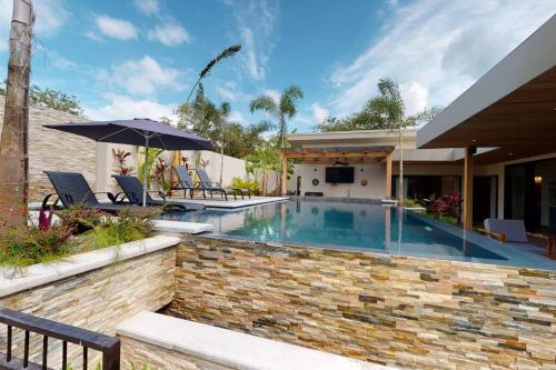 Басейн в Private Pool with swim up bar and TWO Beaches або поблизу