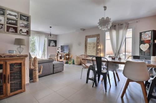 un salon avec un canapé, une table et des chaises dans l'établissement Maison cocooning varoise !, à Seillons-Source-dʼArgens