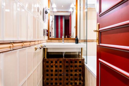 La salle de bains est pourvue d'un lavabo et d'un miroir. dans l'établissement Villa Panthéon, à Paris