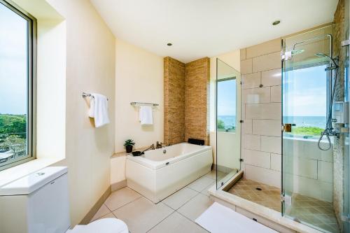 Ένα μπάνιο στο Pura Vida Penthouse W Ocean And Sunset Views