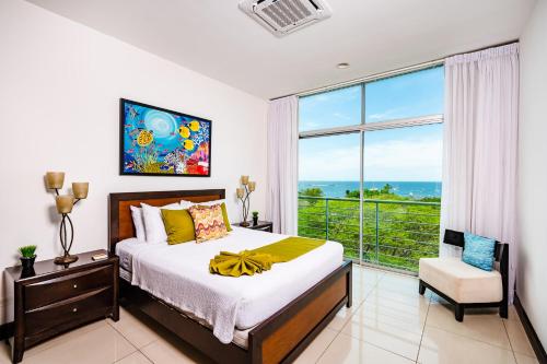 Ένα ή περισσότερα κρεβάτια σε δωμάτιο στο Pura Vida Penthouse W Ocean And Sunset Views
