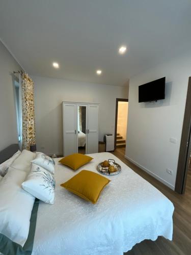 切萊利古雷的住宿－Villa Fontana，一张带枕头的白色床和一盘食物