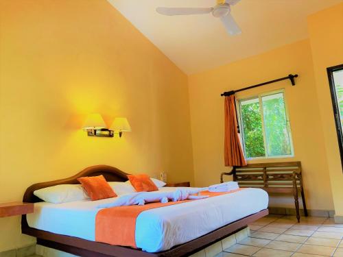 - une chambre avec un grand lit dans l'établissement Hotel LunaSol, à Playa del Carmen